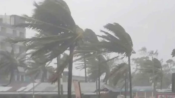 দুপুরের মধ্যে ঢাকাসহ ১৭ জেলায় ঝড়ের আভাস