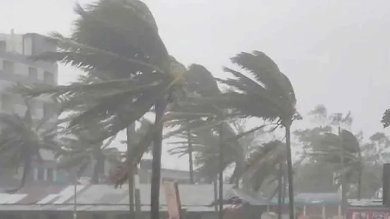 দুপুরের মধ্যে ঢাকাসহ ১৭ জেলায় ঝড়ের আভাস