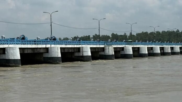 উজানের ঢল ও ভারী বৃষ্টিতে বাড়ছে তিস্তার পানি
