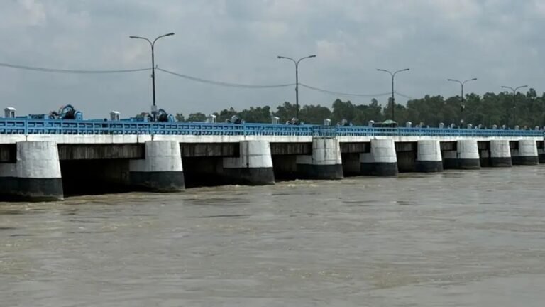 উজানের ঢল ও ভারী বৃষ্টিতে বাড়ছে তিস্তার পানি
