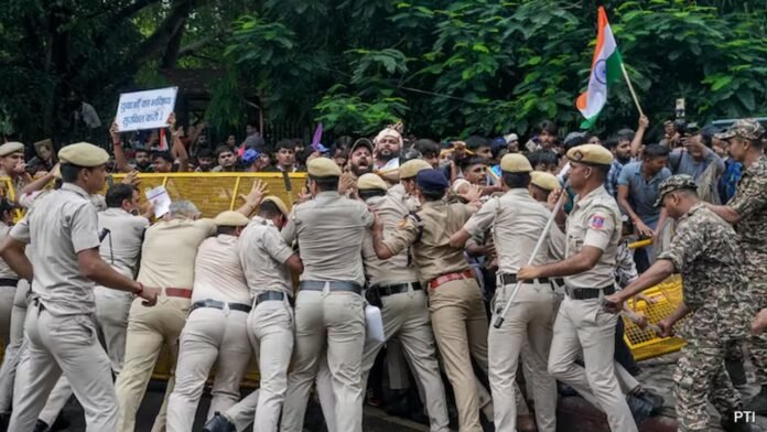 ককরোচ জনতা পার্টির ‘চলো সংসদ’ মিছিলে পুলিশের লাঠিচার্জ, উত্তপ্ত দিল্লি