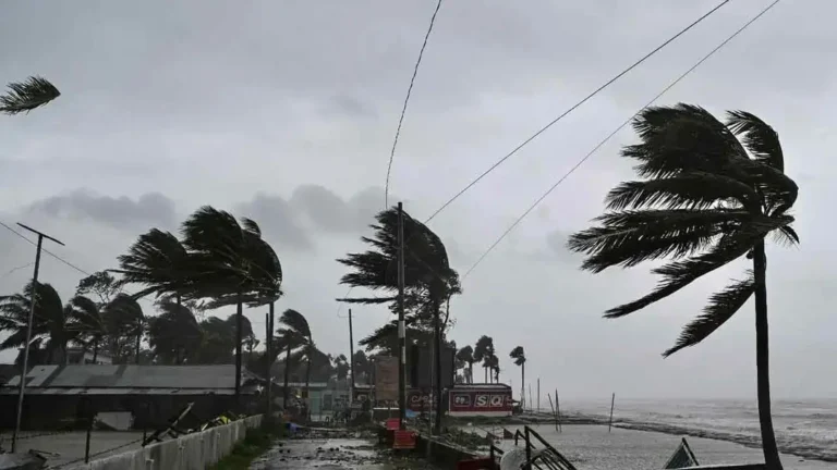 ঝোড়ো হাওয়া-বজ্রবৃষ্টির আশঙ্কা, ১৭ অঞ্চলের নদীবন্দরে সতর্কতা