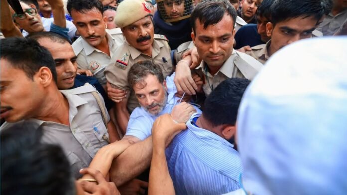 মোদির বাসভবনের সামনে বিক্ষোভ, রাহুল-প্রিয়াঙ্কা গান্ধী আটক