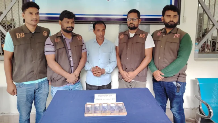 জাল টাকার মামলায় হাজিরা দিতে এসে ফের জাল টাকাসহ আটক