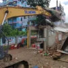গুঁড়িয়ে দেওয়া হলো ফেনীর আ.লীগ কার্যালয় ও মুক্তিযোদ্ধা মার্কেট