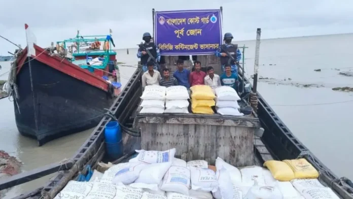 কোস্ট গার্ডের অভিযানে ১৭ লাখ টাকার পণ্য জব্দ, আটক ৬