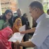 হাত নেই, মুখ দিয়ে প্রধানমন্ত্রীর কাছ থেকে নিয়োগপত্র নিলেন আয়শা