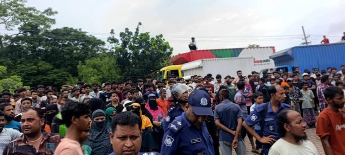 ৭ দফা দাবিতে জেএমআই সিরিঞ্জ কারখানার শ্রমিকদের মহাসড়ক অবরোধ