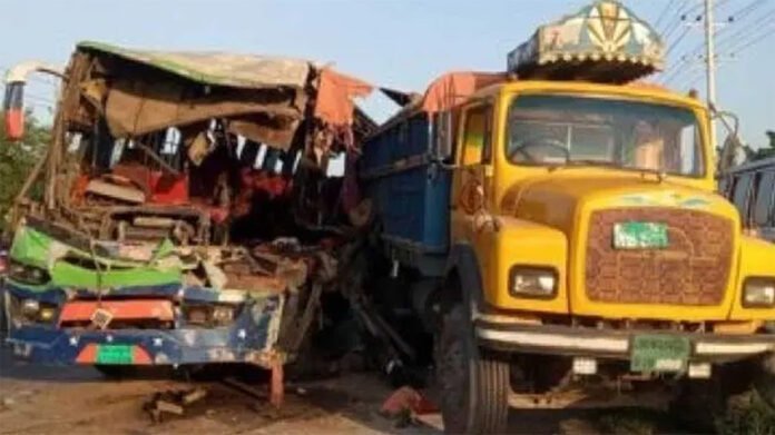 টাঙ্গাইলের মধুপুরে বাস-ট্রাক সংঘর্ষে নিহত ৩