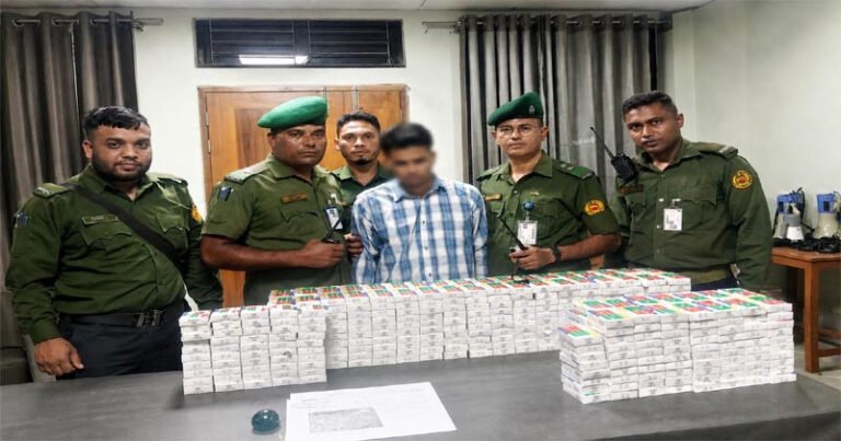 সরকারি কর্মচারী হাসপাতাল থেকে ৩ লাখ টাকার ওষুধসহ চোর আটক