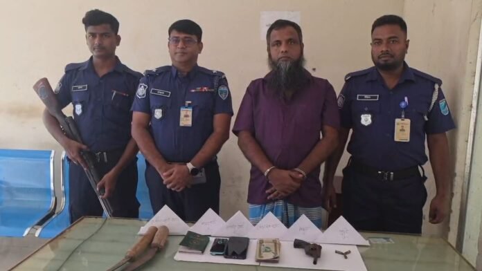 শরীয়তপুরে রিভলবার, কার্তুজ ও বিদেশি মুদ্রাসহ একজন আটক