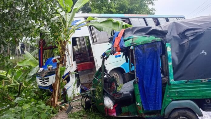রাজবাড়ীতে বাস-মাহিন্দ্রার মুখোমুখি সংঘর্ষে চালক নিহত, আহত ৫