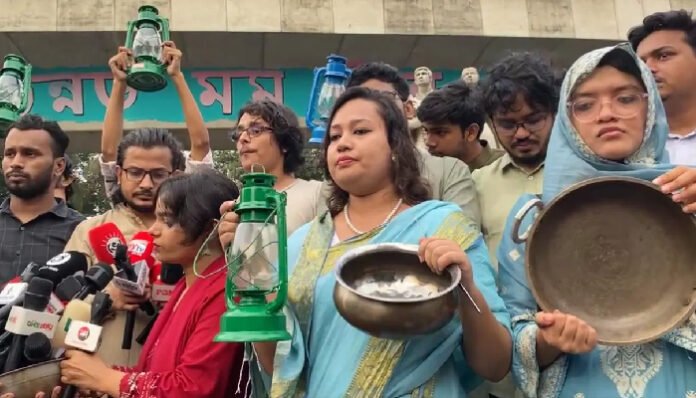 গ্যাস-বিদ্যুৎ সংকটের প্রতিবাদে ঢাবিতে হারিকেন ও হাড়ি-পাতিল নিয়ে বিক্ষোভ
