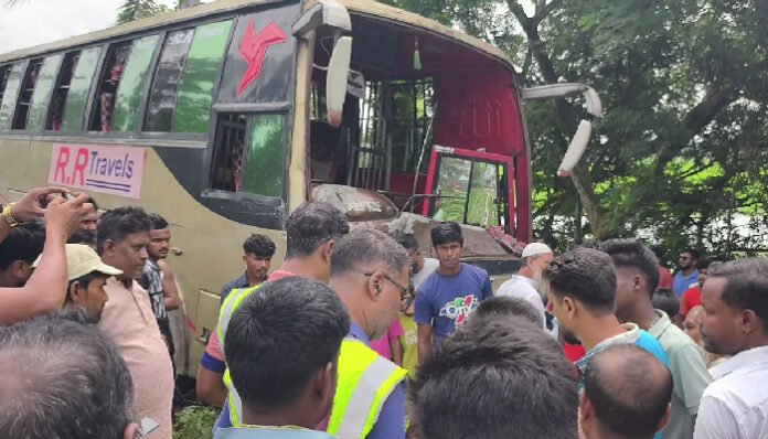 নাটোরে গরুবোঝাই ভটভটিতে বাসের চাপা, নিহত ৩