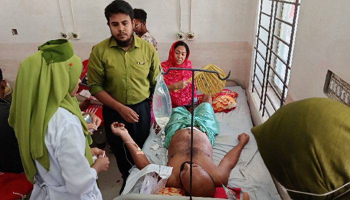 পাবনায় মানববন্ধনে প্রতিপক্ষের হামলা, গুলিবিদ্ধ ১