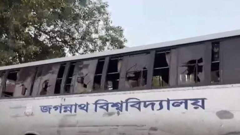 মানিকগঞ্জে জবির কালীগঙ্গা বাসে হামলা, আহত ১০