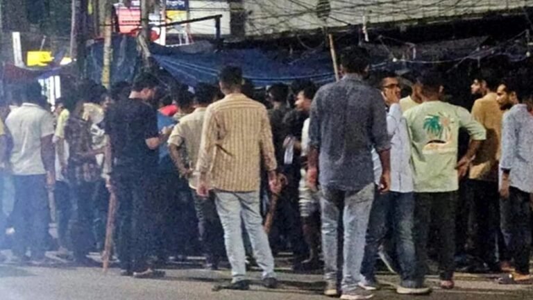 নিউমার্কেট থানা যুবদল ও ঢাকা কলেজ ছাত্রদলের সংঘর্ষ, আহত ১৪