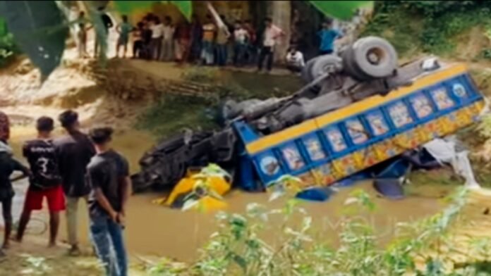রাজনগরে ব্রিজের রেলিং ভেঙে তেলবাহী ট্রাক খাদে, চালক নিহত